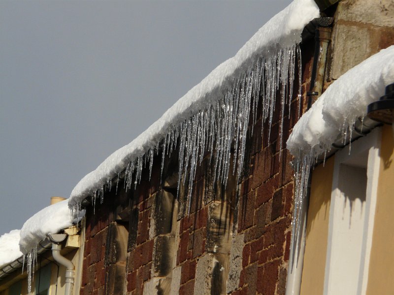 P1180337.JPG - Icicles everywhere - Alastair Seagroatt